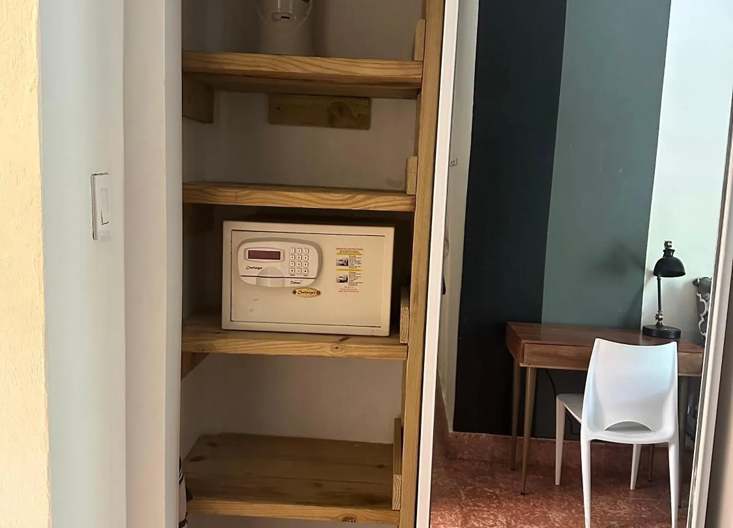 Tropical 2 Bedroom Spacious Next To Pool (Adults Only)