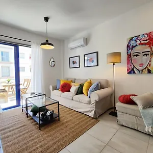 Frida's Cozy Two Bedroom Apartment Larnaca