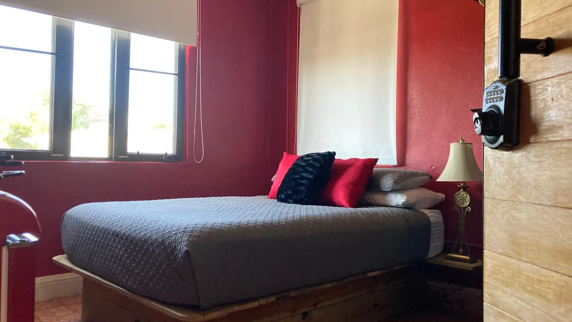 Studio With Modern Amenities, Walk-In Shower, Jacuzzi, Beach, And Pool, (Adults Only) شقة